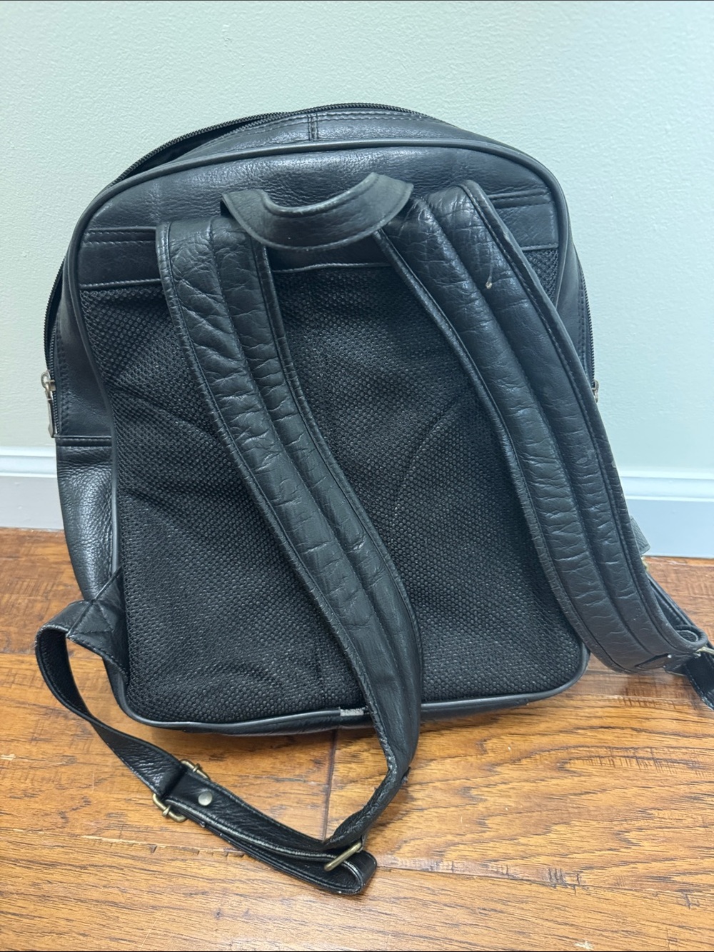 Men's Black Leather Backpack - Versatile Everyday Pack - Picture 4 of 4